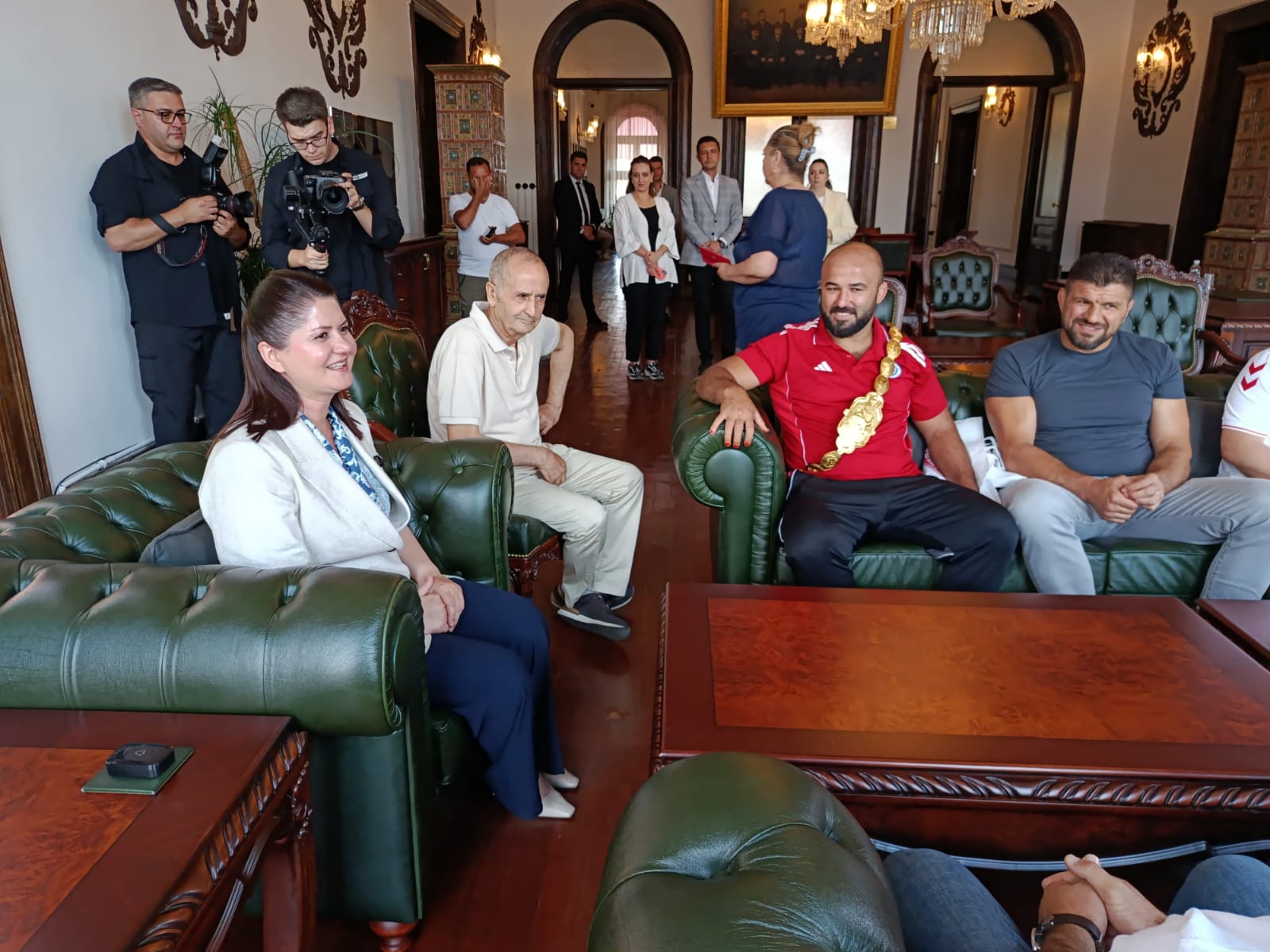 Edirne'de, geçtiğimiz yılın Kırkpınar Başpehlivanı Orhan Okulu, Ankara ASKİ Spor Kulübü heyetiyle birlikte Edirne Belediye Başkanı Filiz Gencan’ı ziyaret etti.